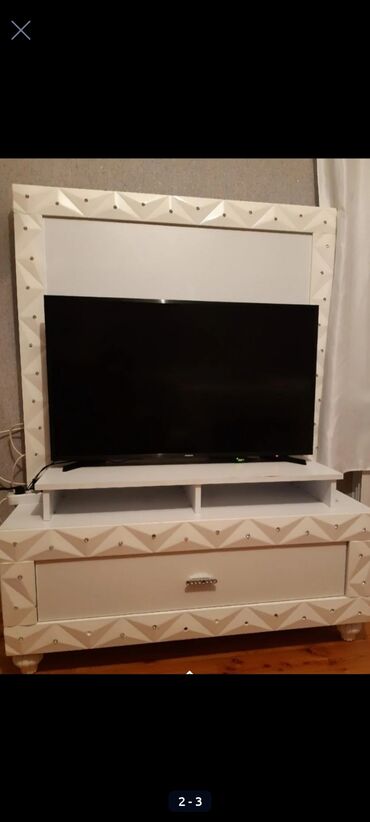 ağ masa: TV altlığı, Kredit yoxdur