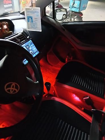 yaris masini: Toyota Yaris hatchback (ağ rəng). Şəhər içi üçün sərfəli və rahat — 9
