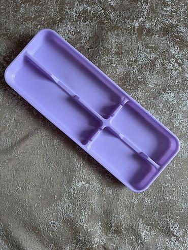 Bənövşəyi rəngdə çox bölməli plastik təşkilatçı qab. - Materiyal