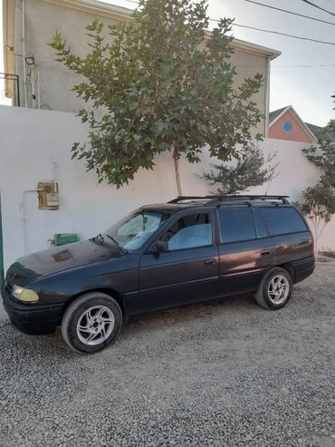Opel: Opel Astra Caravan – universal kuzovlu, qara rəngdə. Əsas — 3