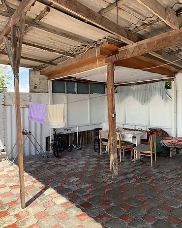 Продажа коттеджей и домов: ПРОДАЕТСЯ ДОМ . Барачного типа. Район базара возле милиции. Вода в — 8