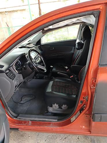 dizel generator qiymetleri: Kia Rio hatchback (CRDI, Sport paket yazıları ilə). Narıncı-qara iki — 5