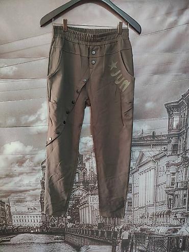 Ženske pantalone jogger kroja sa visokim elastičnim pojasom. Model u