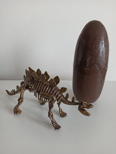 Igracka skelet dinosaurusa i jaje u koje moze da se rastave i odloze