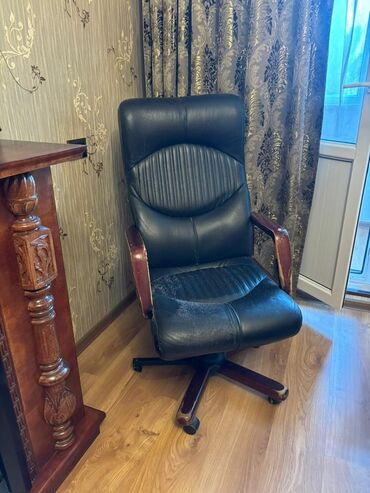 купить кресло для компьютера в бишкеке: Офисное кресло, Б/у, С колесиками, цвет - Черный, Экокожа, Самовывоз