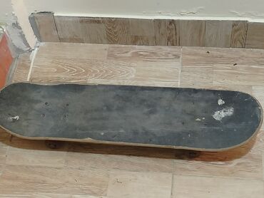 Boks kisələri: Skateboard – klassik ölçülü, ikitərəfli konkav gövdə işlək vəziyyətdə
