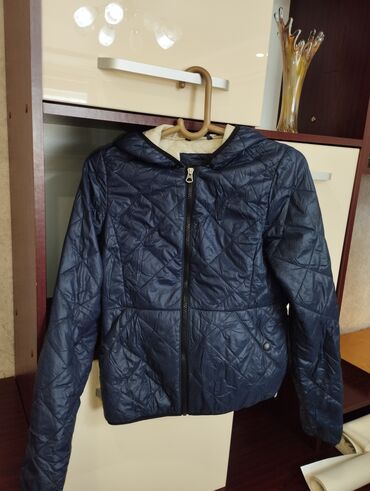 Демисезонные куртки: Продаю 1)осенне-весеннюю подросковую куртку 40-42размер.Синего — 2