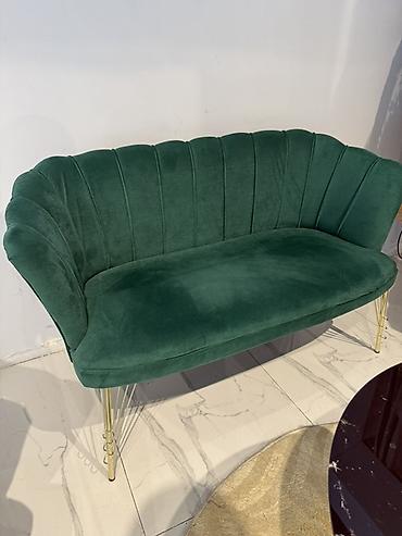 divan ustu ortukler: Zümrüd-yaşıl rəngdə məxməri yumşaq parça ilə işlənmiş salon dəsti: - 1 — 1