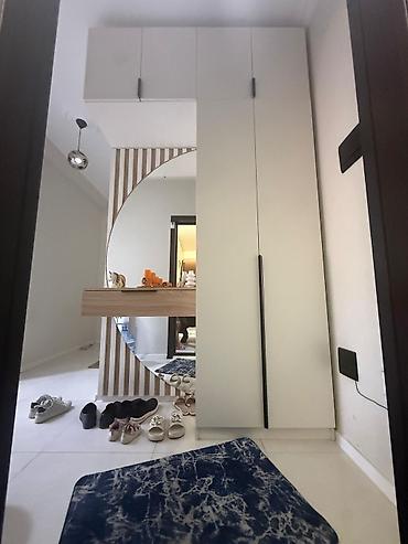 hamam qapisi: Dəhliz üçün müasir divar dolabı və konsol güzgü dəsti - Dizayn — 1