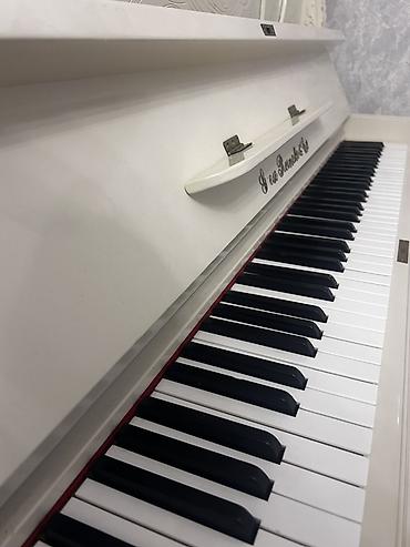 мини пианино: Ağ rəngdə klassik üslublu pianino – upright model. Korpus boydan‑boya — 3