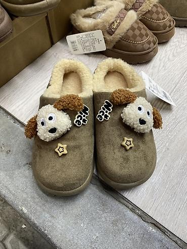 zara hm: Мягкие домашние тапочки с забавными нашивками-собачками - Цвет — 1