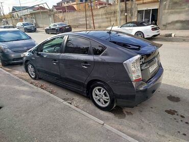 ucuz piruslar: Toyota Prius: 1.8 l | 2011 il Sedan