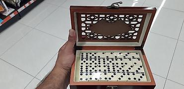 Masaüstü oyunlar: Taxta qutuda domino dəsti - Klassik “Dominoes” yazılı taxta qutu — 8