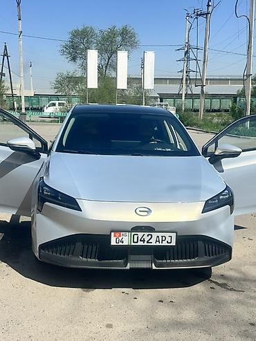 Другой электротранспорт: Электромобиль AION S Plus - Кузов: седан, серебристый цвет - Задние — 12