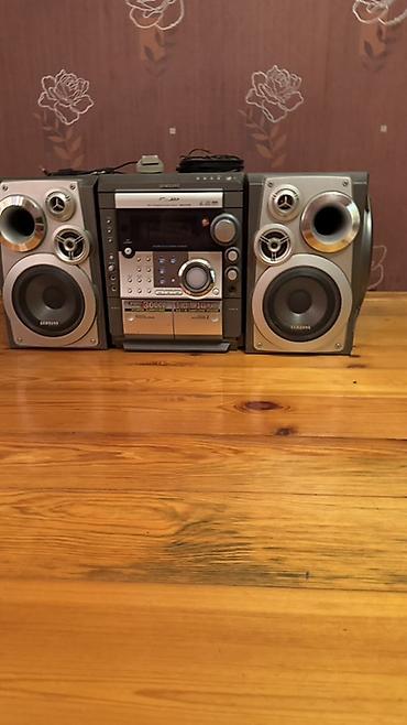 Musiqi mərkəzləri: Samsung mini Hi-Fi audiosistem Xüsusiyyətlər: - 2 ədəd ayrı akustik — 3