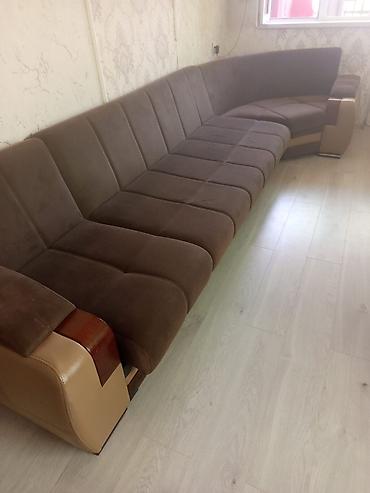 Диваны: Qonaq otağı üçün böyük ölçülü künc divanı. Divan qəhvəyi rəngdədir — 1