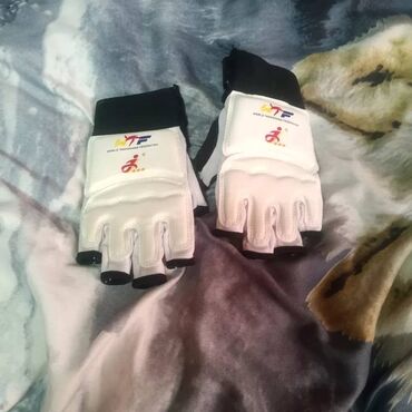 варатарские перчатки: Продаю перчатки для таэквондо новыйе в идеальном состоянии не