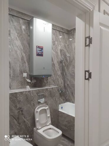 Ванны: Элегантная ванная комната, облицованная крупноформатной плиткой под — 3