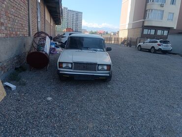 ваз пикап: Автомобиль ВАЗ-2107 белого цвета. Эта модель является классикой