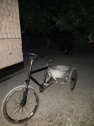 запчасти на форд фокус 1: Yük daşımaq üçün nəzərdə tutulmuş bu üçtəkərli velosiped qara rəngdə