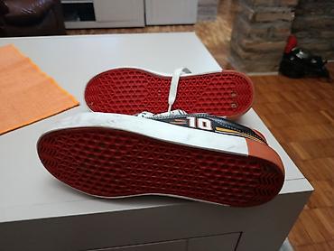 Patike: Prodajem kožne dečije patike marke Ciciban u odličnom stanju, jednom — 8