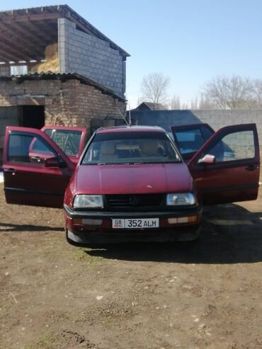 Volkswagen: Volkswagen Vento: 1992 г., 1.8 л, Механика, Газ, Седан