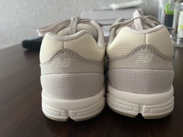 Botinkalar: New Balance brendinə məxsus uniseks krossovkalar. Bu krossovkalar ağ