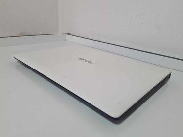 bermude marka ramaxprljavo bela: Intel Celeron, 4 GB OZU, 15.6 "