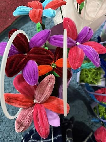 Цветы из синельной проволоки: Яркие декоративные букеты из мягких плюшевых «проволочных» цветов. - — 8