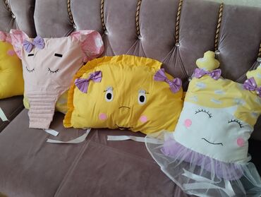 3 yaş: Uşaq yatağınin qıraqları üçün yastıqlar satılır yenidir .bir ədədi