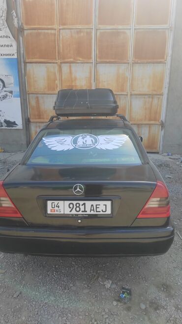 рассрочку машина алам: Седан Mercedes-Benz C-Class черного цвета с черным багажным боксом на