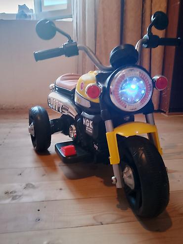 uşaq maşnı: Uşaq üçün elektrikli üçtəkərli motosiklet - Rəng: sarı-qara, xrom — 6