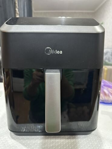 продажа стиральная машина: Аэрогриль Midea в черном корпусе с серебристой ручкой. Имеет сенсорную