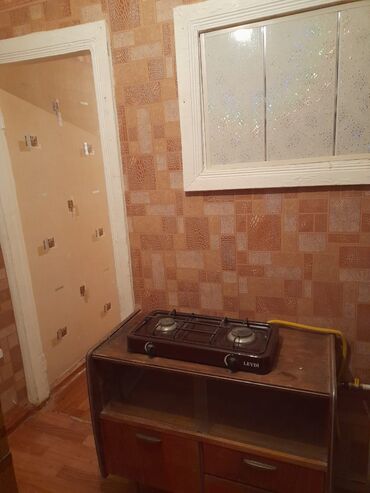 Otaqların uzunmüddətli kirayəsi: 1 otaqlı mənzil/interyer - Geniş, işıqlı otaq: klassik naxışlı divar — 8