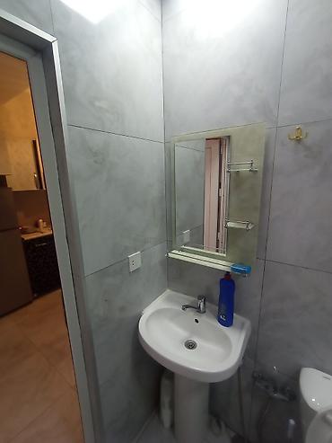 Uzunmüddətli kirayə mənzillər: Bina Xırdalanda riyadın arxasında(Jasmin Parkda)yerləşir.Mənzildə — 7