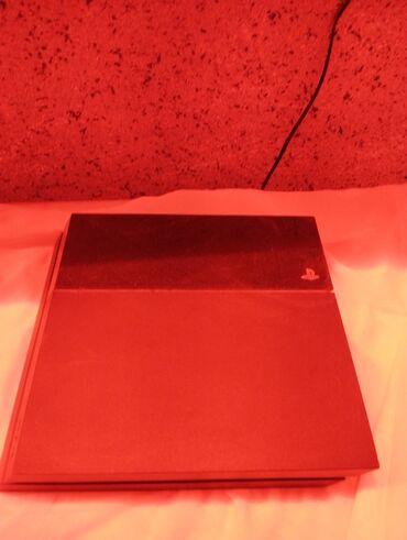 диск на пс3: Игровая консоль Sony PlayStation 4 выполнена в черном цвете. Модель