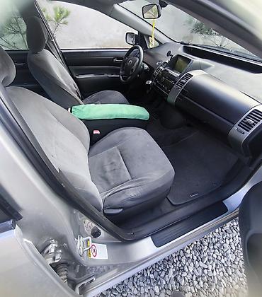 prius qranat: Toyota Prius, gümüşü rəng, 5 qapılı hibrid hetçbek. Texniki — 5