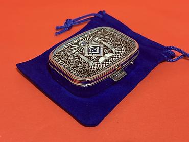 Кухонные принадлежности: Mason simvolları ilə bəzədilmiş metal dərman/pastil qabı - Kompakt — 3