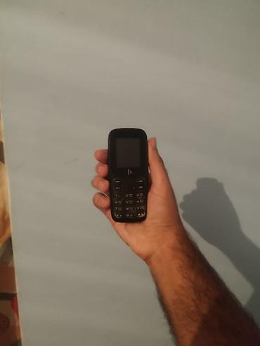 Sadə düyməli mobil telefon fly+ uzun müddət zaryatka saxlayir sesinde