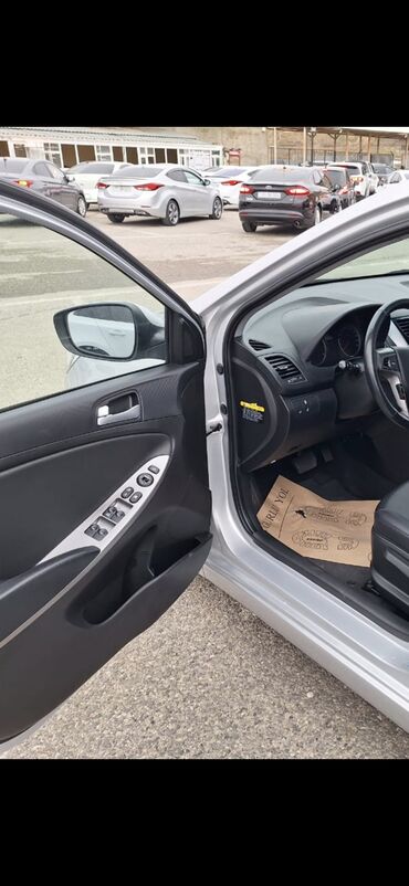 Hyundai: Hyundai Accent sedan - Gümüş rəng, 4 qapı - Benzin, “4Dİ” emblemi — 9