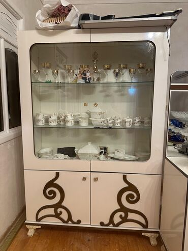 Biznes üçün program təminatı: Şüşəli dolab vitrini