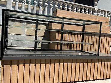 Şüşə vitrin-bucaq standı - Material: temperli şüşə və metaldan karkas