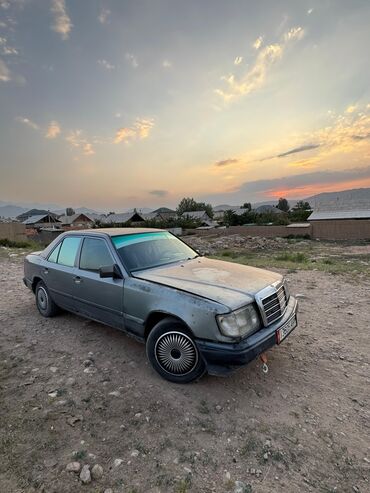 накидка на мерс: Седан Mercedes-Benz серого цвета с классическим дизайном. Автомобиль