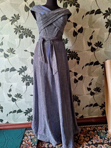 серое платье с: Вечернее платье, Длинная модель, Без рукавов, M (EU 38)