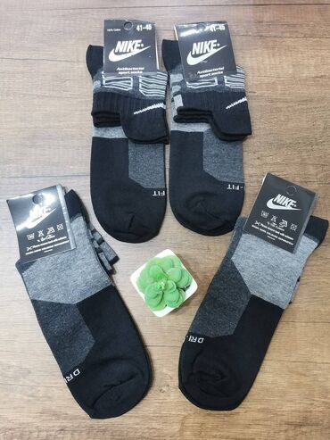 Čarape: 3/4 carape
12 pari 2000 din — 12