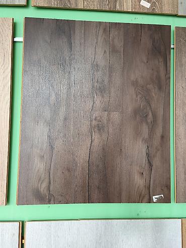 laminant: Təbii taxta fakturasını realistik şəkildə əks etdirən qəhvəyi tonlu — 1