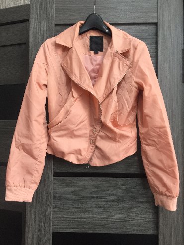 Демисезонные куртки: Легкая курточка на весну размер 36-38, идет в комплекте со с’емным