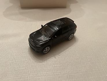 Avtomobil modelləri: Ağ rəngli mini model avtomobil – sedan/krossover üslubunda oyuncaq — 21