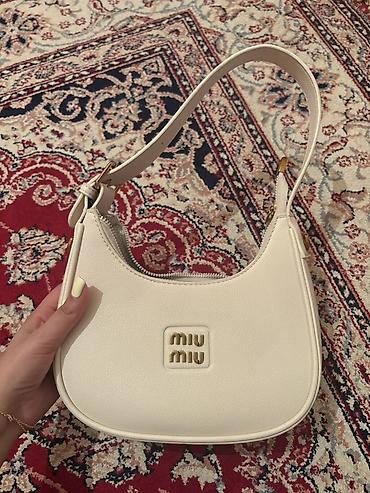 Çantalar: Miu Miu çiyin çantası – ağ rəngli, kompakt hobo/saddle dizaynı — 1