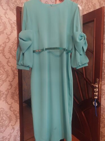 elatus moda evi unvan: Mint yaşıl rəngdə, orta uzunluqda, qadınlar üçün zərif bir don